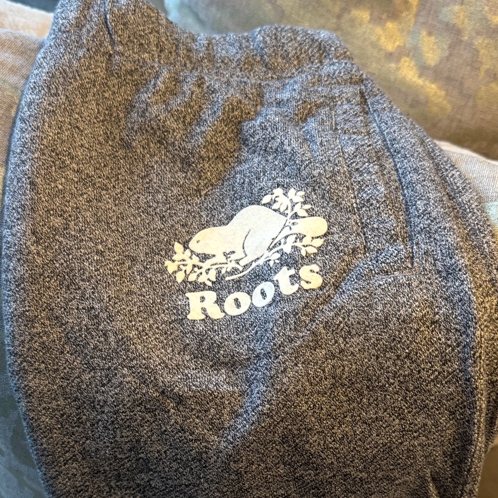 Roots women’s salt & pepper Sweatpant skirt with White Logo
